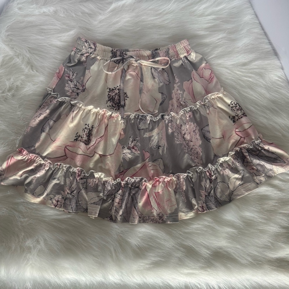 NWOT LoveUDear Pink/gray Floral Ruffle Mini Skirt Women’s size S